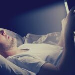 Cómo la luz de la pantalla del ordenador está afectando a su patrón de sueño